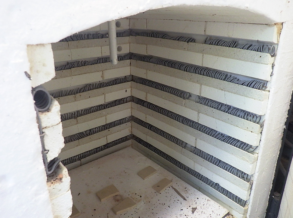 加熱炉　焼成用の電気炉　パッキン類・保温材を使用